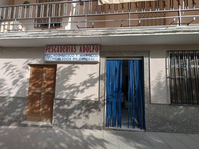 Rótulo tradicional de Pescaderías Adolfo en Baena